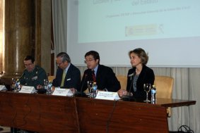 El Secretario General de la FEMP, tercero por la izquierda, durante su intervención, junto al Director General de la Guardia Civil, Arsenio Fernández de Mesa.